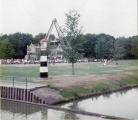 Vuurtoren van de <a href="/lemma/Radiografisch_Bestuurbare_Bootjes" title="Radiografisch Bestuurbare Bootjes">Radiografisch Bestuurbare Bootjes</a> met daarachter de <a href="/lemma/Halve_Maen" title="Halve Maen">Halve Maen</a>, 1982
