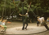 De <a href="/lemma/Schommelmolen" title="Schommelmolen">Schommelmolen</a> in de <a href="/lemma/Kleuterhof_(1960)" title="Kleuterhof (1960)">Kleuterhof (1960)</a> in <a href="/lemma/1970" title="1970">1970</a>