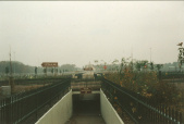<a href="/lemma/Tunnel" title="Tunnel">Tunnel</a> bij de parkeerplaats, december <a href="/lemma/1994" title="1994">1994</a>. Huis van de Vijf Zintuigen is nog in aanbouw.