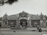 Ingang van de <a href="/lemma/Stoomcarrousel" title="Stoomcarrousel">Stoomcarrousel</a>, rond 1959.