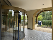 De ingang met draaideur van het <a href="/lemma/Efteling_Wonder_Hotel" title="Efteling Wonder Hotel">Efteling Wonder Hotel</a>