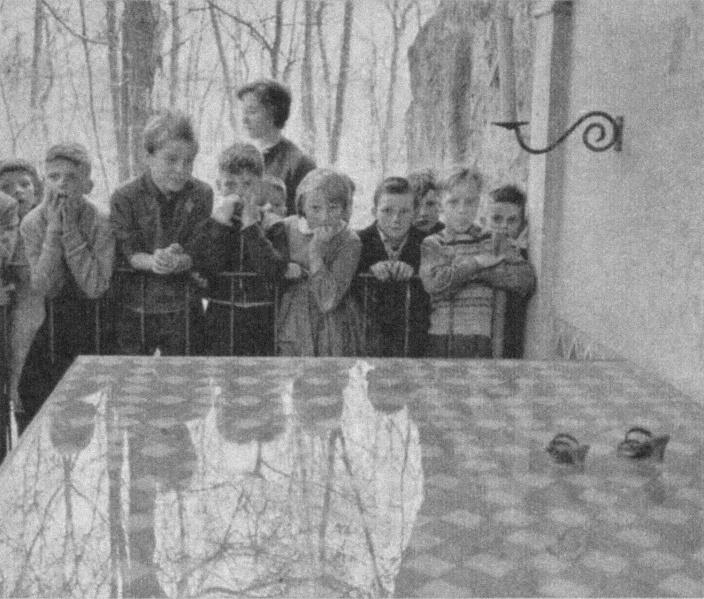 Bestand:Poolsekinderen-rodeschoentjes-1961.jpg