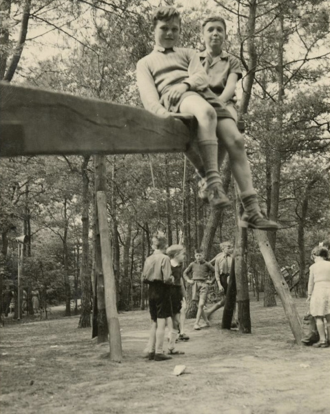 Bestand:Speeltuin1954omroepsysteem.jpg