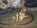 Interieur van de slaapkamer met treintje van <a href="/lemma/De_Wolf_en_de_Zeven_Geitjes" title="De Wolf en de Zeven Geitjes">De Wolf en de Zeven Geitjes</a>, eind jaren zeventig