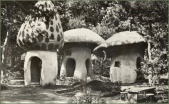 Kinderdoorloopje in het Kabouterdorp, zoals het in 1952 is gebouwd.