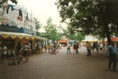 <a href="/lemma/Carnaval_Festivalplein" title="Carnaval Festivalplein">Carnaval Festivalplein</a>, zomer <a href="/lemma/1997" title="1997">1997</a>.