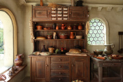 Kabinet in de keuken in het kasteel van <a href="/lemma/Doornroosje" title="Doornroosje">Doornroosje</a>.