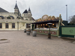 De gebakkraam naast het Efteling Theater