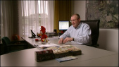 <a href="/lemma/Olaf_Vugts" title="Olaf Vugts">Olaf Vugts</a> legt uit wat de <a href="/lemma/Rode_Schoentjes" class="mw-redirect" title="Rode Schoentjes">Rode Schoentjes</a> zijn. Still uit <a href="/lemma/Pretpark_Nederland" title="Pretpark Nederland">Pretpark Nederland</a>.