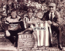 EFTELING-gesponsorde shirts van Sparta bij de Kleine Boodschap. Rechts trainer Barry Hughes, midden sterspeler Louis van Gaal.