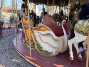 Slee voor rolstoelgebruikers, met zwaandecoratie, sinds februari 2025 op de <a href="/lemma/Carrousel_van_Giezen_en_Vermolen" title="Carrousel van Giezen en Vermolen">Carrousel van Giezen en Vermolen</a>. Foto: Eftepedia, maart 2025