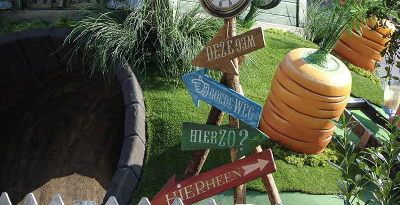 Bestand:Wonderland-wegwijzers.jpg