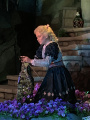 Elisa voorovergebogen breidende in scène De Zes Zwanen - Foto: Eftepedia (2019)