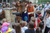 <a href="/lemma/Jeroen_Verheij" title="Jeroen Verheij">Jeroen Verheij</a> in zijn act <a href="/lemma/Koffers_vol_herinnering" title="Koffers vol herinnering">Koffers vol herinnering</a> in april <span class="redlink">2010</span>