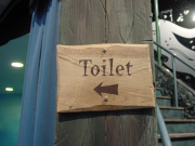 Verwijsbordje naar toiletgroep <a href="/lemma/PandaDroom" title="PandaDroom">PandaDroom</a> in 2002 - Foto: collectie WWCW