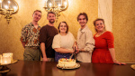 Cast van de Jorismusical snijdt een taart aan