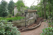 Onderhoud aan het kasteel van <a href="/lemma/Doornroosje" title="Doornroosje">Doornroosje</a> in de winter van 2023 / 2024.
