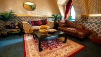 <a href="/lemma/Fata_Morgana-suite" title="Fata Morgana-suite">Fata Morgana-suite</a> in het <a href="/lemma/Efteling_Hotel" title="Efteling Hotel">Efteling Hotel</a> na de renovatie december <span class="redlink">2018</span>.