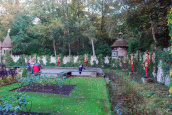 Hoek van <a href="/lemma/De_Magische_Klok" title="De Magische Klok">De Magische Klok</a> aan het <a href="/lemma/Herautenplein" title="Herautenplein">Herautenplein</a>, oktober <a href="/lemma/2009" title="2009">2009</a>