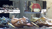 De duiveltjes met kandelaars uit de <a href="/lemma/Ronde_Zaal" title="Ronde Zaal">Ronde Zaal</a> van het <a href="/lemma/Spookslot" title="Spookslot">Spookslot</a> worden één dag na de sluiting, op 5 september 2022, al naar buiten gereden. Ook werd het attractienaambord gedemonteerd. Foto: EftelWesley