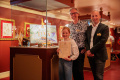 Winnares Fran van de <a href="/lemma/Sprookjestekenwedstrijd" title="Sprookjestekenwedstrijd">Sprookjestekenwedstrijd</a> <a href="/lemma/2023" title="2023">2023</a> met juryleden <a href="/lemma/Karel_Willemen" title="Karel Willemen">Karel Willemen</a> en <a href="/lemma/Sander_de_Bruijn" title="Sander de Bruijn">Sander de Bruijn</a> bij haar tentoongestelde tekening in het <a href="/lemma/Efteling_Museum" title="Efteling Museum">Efteling Museum</a>.