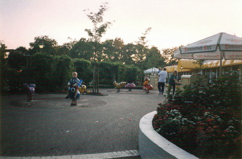 Bestand:Kleuterhof-openingsjaar-013.jpg