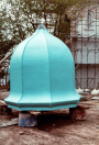 Exterieur, 06-1985. De koepel van de minaret in azuurblauw gelakt, klaar om naar diens definitieve plek gehesen te worden.