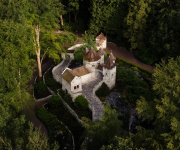 Luchtfoto van het kasteel van <a href="/lemma/Doornroosje" title="Doornroosje">Doornroosje</a> van 2025.