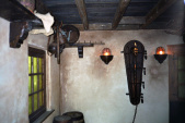 Eerste halletje van <a href="/lemma/Herberg_de_Ersteling" class="mw-redirect" title="Herberg de Ersteling">Herberg de Ersteling</a> met de befaamde knuppel, kort na opening 
