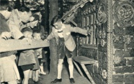 Publiek bekijkt Hans en Grietje in de <a href="/lemma/Sprookjestuin" title="Sprookjestuin">Sprookjestuin</a> in Eindhoven ter gelegenheid van het 60 jarig jubileum van <a href="/lemma/Philips" title="Philips">Philips</a>.
