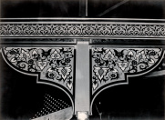 Troonzaal, 01-1986. Zwart-witfoto van de decoratieve boeiboorden in de Troonzaal, voorzien van ezelsrug en een uitgewerkt bloemenmotief van Ton van de Ven.