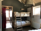 Slaapkamer <a href="/lemma/Duinhut" title="Duinhut">Duinhut</a> op vakantiepark <a href="/lemma/Efteling_Loonsche_Land" title="Efteling Loonsche Land">Efteling Loonsche Land</a>