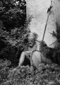 De schildwacht van <a href="/lemma/Doornroosje" title="Doornroosje">Doornroosje</a> uit 1953, rustend tegen de poort. Bron: Monique Hover: &#039;De Efteling als ‘Verteller’ van Sprookjes&#039;, Universiteit van Tilburg, 2013