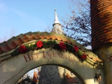 Guirlande op poort Lavenlaar tijdens de zesde Winter Efteling - Foto: WWCW