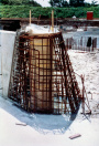 Exterieur, 05-1984. Fundering van een kolom op de kopse kant van een wand.