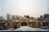 Besneeuwd <a href="/lemma/Carrouselplein" title="Carrouselplein">Carrouselplein</a>, gemaakt op een winterse dag in het najaar van <a href="/lemma/1995" title="1995">1995</a>