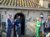 De poppenspeler heet de gasten welkom van de eerste voorstelling in het <a href="/lemma/Poppentheater" title="Poppentheater">Poppentheater</a> bij de heropening op 16 april <a href="/lemma/2023" title="2023">2023</a>.