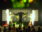 <a href="/lemma/Christian_Farla" title="Christian Farla">Christian Farla</a> tovert een motor tevoorschijn in <a href="/lemma/Walibi_World" class="mw-redirect" title="Walibi World">Walibi World</a>, 2009