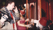 Een jonge <a href="/lemma/Peter_Koppelmans" title="Peter Koppelmans">Peter Koppelmans</a> tijdens de bouwrondleidingen van <a href="/lemma/Fata_Morgana" title="Fata Morgana">Fata Morgana</a>, heeft onder andere de taak de bouwvorderingen vast te leggen op camera.