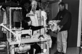 <a href="/lemma/Aart_Waltman" title="Aart Waltman">Aart Waltman</a> overhandigt kleding voor een onderhoudsbeurt aan <a href="/lemma/Carla_de_Kroon" title="Carla de Kroon">Carla de Kroon</a>