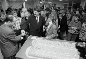 <a href="/lemma/Reinoud_van_Assendelft_de_Coningh" title="Reinoud van Assendelft de Coningh">Reinoud van Assendelft de Coningh</a> (l) snijdt samen met <a href="/lemma/Paul_Beck" title="Paul Beck">Paul Beck</a> de taart aan voor het ontvangen van de <a href="/lemma/Applause_Award" title="Applause Award">Applause Award</a>, omgeven door collega&#039;s in het <a href="/lemma/Stuurhuys" title="Stuurhuys">Stuurhuys</a>,  10 juni 1992