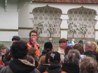 <a href="/lemma/Paul_de_Leeuw" title="Paul de Leeuw">Paul de Leeuw</a> en <a href="/lemma/Arijan_van_Bavel" title="Arijan van Bavel">Arijan van Bavel</a> tijdens opnames van &#039;Mooi! Weer De Leeuw&#039; in maart <span class="redlink">2008</span> voor een item in de show, op het plein voor de <a href="/lemma/Fakir" class="mw-redirect" title="Fakir">Fakir</a>.
