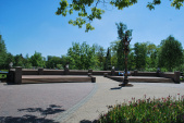 De <a href="/lemma/Brink" title="Brink">Brink</a> en de verhoging achterin, mei <span class="redlink">2010</span>