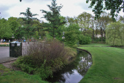 <a href="/lemma/Dwarrelplein" title="Dwarrelplein">Dwarrelplein</a> richting <a href="/lemma/Ingang_Park" title="Ingang Park">Ingang Park</a> en de groenstrook aansluitend aan de <a href="/lemma/Vonderplas" title="Vonderplas">Vonderplas</a>, april <a href="/lemma/2010" title="2010">2010</a>
