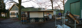 Voormalig <a href="/lemma/Gastenservice" title="Gastenservice">Gastenservice</a> van [[Ingang West en later [[Huis van de Duizend Handjes]], december <a href="/lemma/2008" title="2008">2008</a>, op het <a href="/lemma/Groendienst" title="Groendienst">Groendienstterrein</a> wat een jaar later wordt gesloopt voor de aanleg van <a href="/lemma/Raveleijn" title="Raveleijn">Raveleijn</a>.