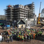 Bouwteam Efteling Loonsche Land bij bereiken hoogste punt op 14 februari 2017