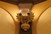 Kleine, cartooneske duiveltjes dienen als kandelaars in de <a href="/lemma/Ronde_Zaal" title="Ronde Zaal">Ronde Zaal</a> van het <a href="/lemma/Spookslot" title="Spookslot">Spookslot</a>. (Foto: Jos)
