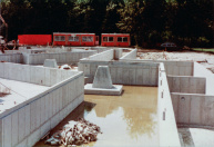 Exterieur, 06-1984. We kijken vanuit de Marktscène, de vaargeul links op de foto, richting de Gevangenis-scène aan de Kinkenpolder-zijde van het pad. Aan de rechterzijde de fundering van de kade aan de nog niet volledig afgegraven Vonderplas.