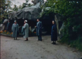 <a href="/lemma/Sneeuwwitje" title="Sneeuwwitje">Sneeuwwitje</a> en haar grot, met onverharde omgeving, waarschijnlijk in <a href="/lemma/1957" title="1957">1957</a>