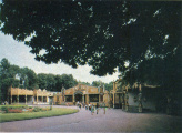 <a href="/lemma/Carrouselplein" title="Carrouselplein">Carrouselplein</a> eind jaren zeventig of <a href="/lemma/1980" title="1980">1980</a>